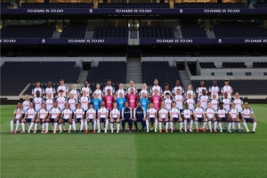 热刺官方晒男足+女足一线队合照全家福：2025年的工作就此结束！